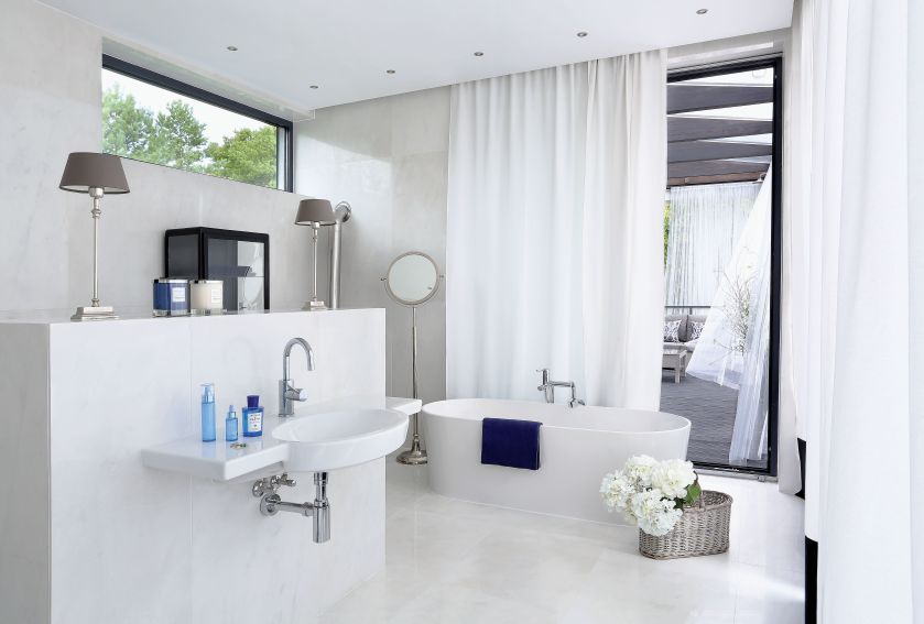 Z sypialni Kasia przechodzi do łazienki i dalej na modrzewiowy taras. Ceramika Villeroy Boch, lampy Flaming Co.,