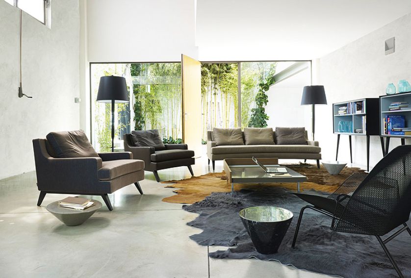 Meble z serii Belem mają głębokie siedziska i poduszki wypełnione pierzem. Cena sofy – od 3018 euro, LIGNE ROSET