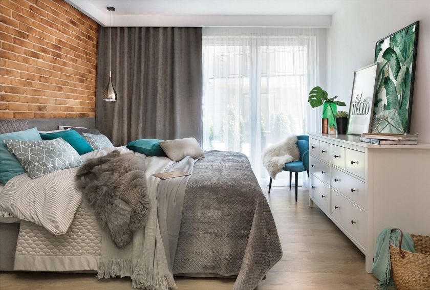 Kominek przypomina tu artdekowski mebel, ściana sypialni rozsuwa się jak w sezamie, a płytki w łazience są powieszone niczym