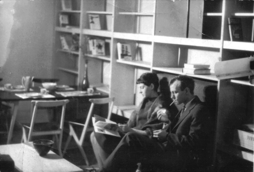 Na tle meblościanki. Zdjęcie: archiwum rodzinne