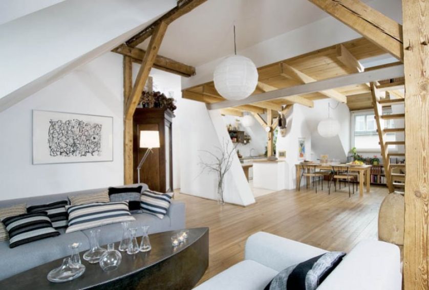 Nad komodą wiszą dwa gwasze autorstwa Jana Młodożeńca.