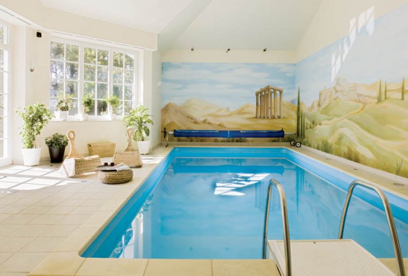 Ściany basenu zdobią freski. Podmiejski dom zmienia życie