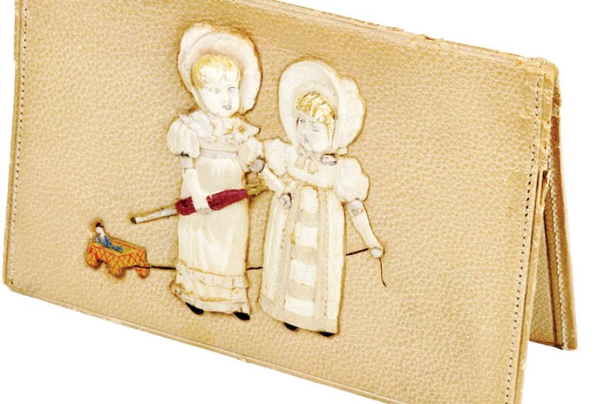 Skórzany wizytownik dekorowany figurkami dzieci (kostiumy z materiału, główki z bakelitu), według rysunku znanej ilustratorki