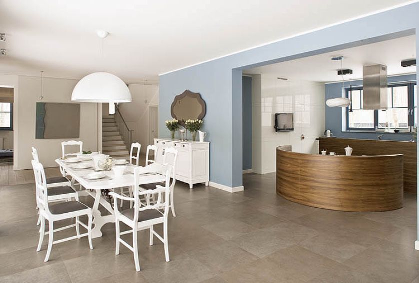 W tym domu rządzi duch modernizmu. Tylko w jadalni i łazience dla gości czuć mieszczańską przytulność.