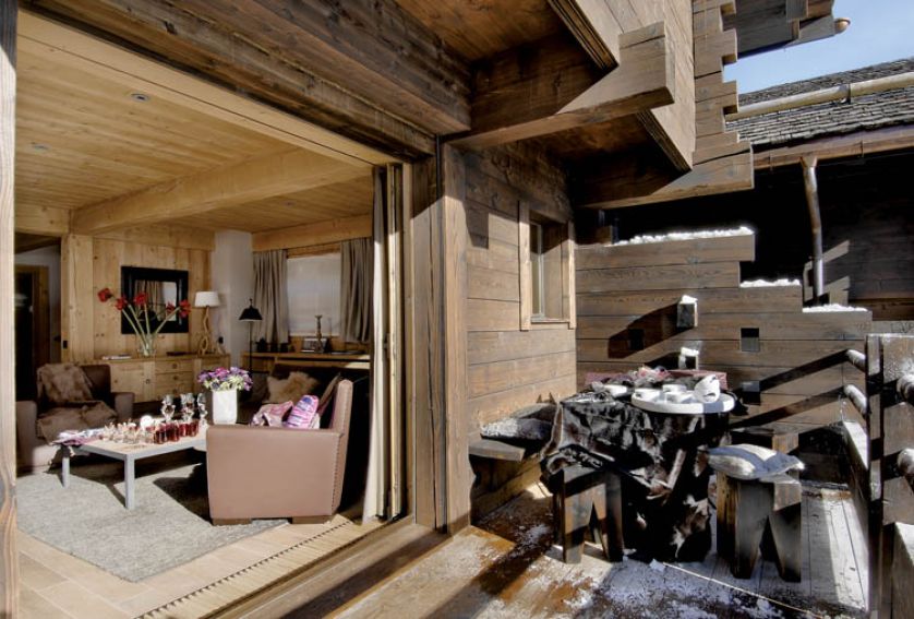 Widok na ośnieżone Alpy sprawia, że mimo zimowej aury przyjemnie jest posiedzieć na tarasie.