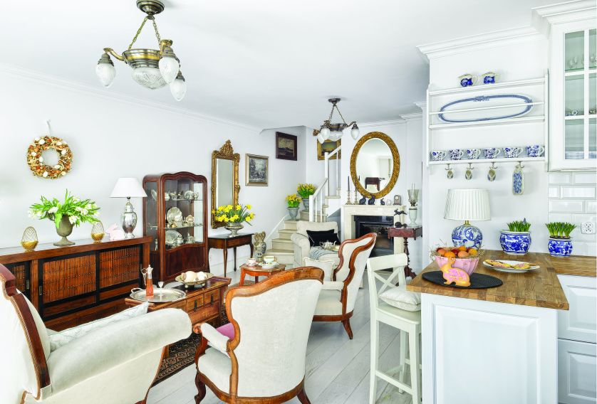 Piękne mieszkanie, a w nim pełno antyków. Połączenie starego z nowym daje wspaniałe rezultaty. Tak jak w przypadku tego