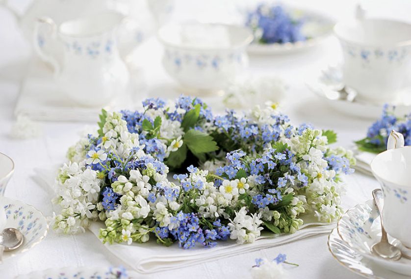 A gdyby tak zamiast tortu ułożyć na paterze wianek z bzów, niezapominajek i poziomek? A w klatce dla kanarka