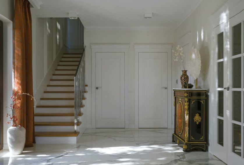 biały hol w stylu klasycznym
