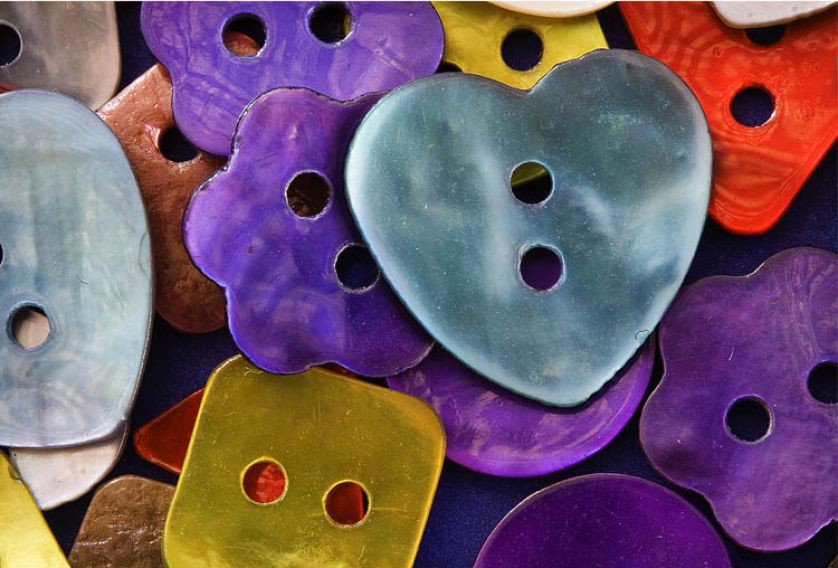 Kolorowe guziki w kształcie serc i kwiatków, fot. Shutterstock.com