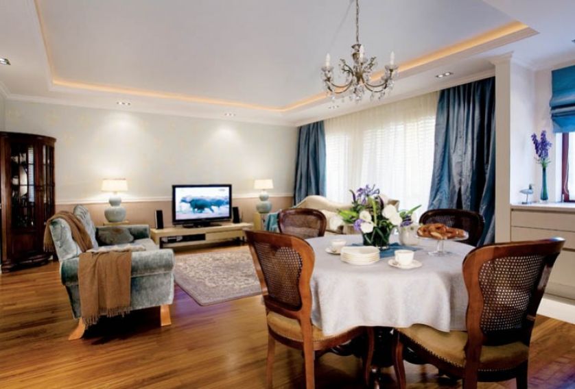 Krzesła z plecionymi oparciami wprowadzają do salonu nutę egzotyki.