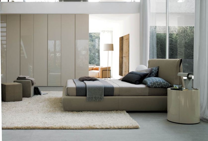 Lakierowana szafa Breccia i tapicerowane łóżko Plis firmy Sangiacomo. INTERSTYLE