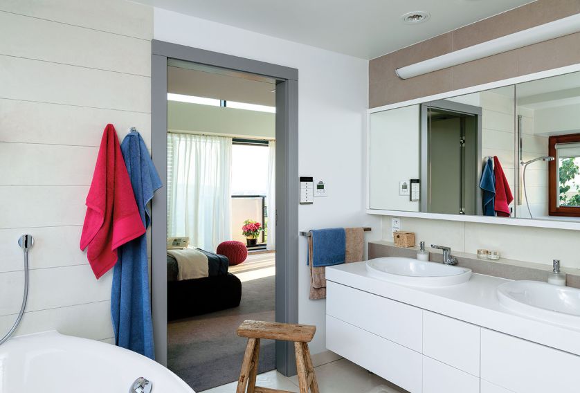 Amerykańska stylizacja z dwoma umywalkami w domu pod Kielcami.