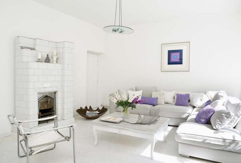 Minimalizm i tradycja - kominek schowany w starym piecu kaflowym.