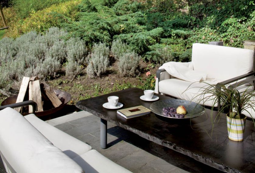 Stolik na tarasie wykonano z kamiennej płyty.