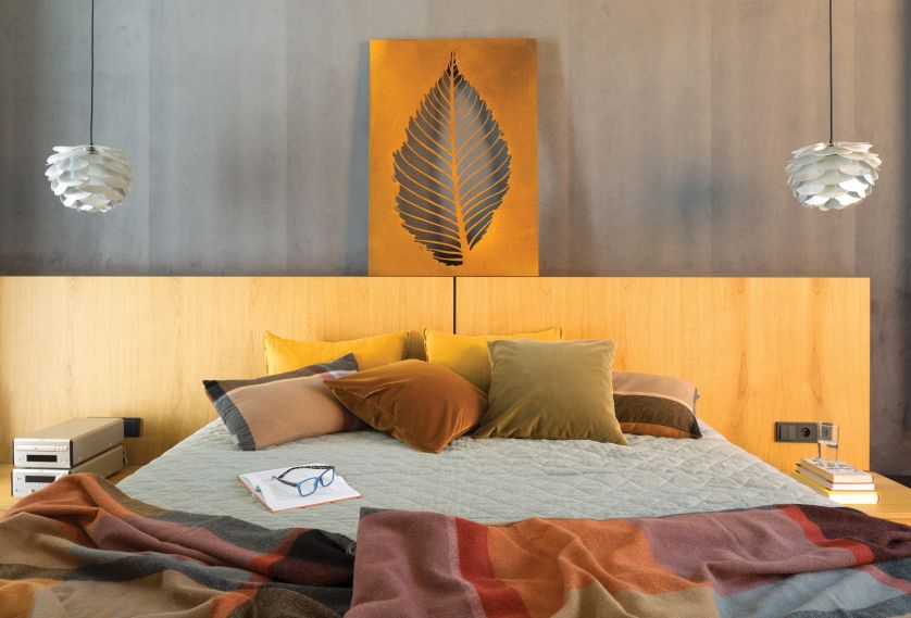 szara sypialnia z drewnem