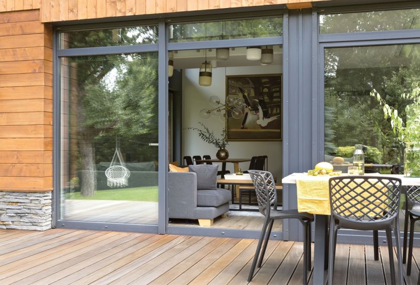 Dom przytulony do lasu: wygląda jak podkarpacka chata, ale urządzono go jak loft