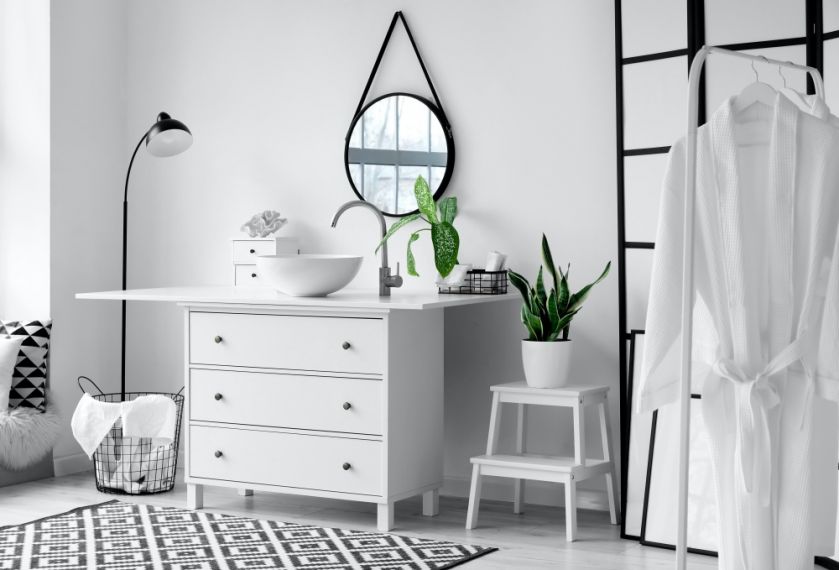 biała łazienka z czarnymi dodatkami w stylu skandynawskim