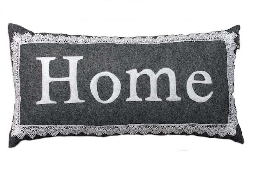 Filcowa poduszka z wyszywanym napisem (pakamera.pl)