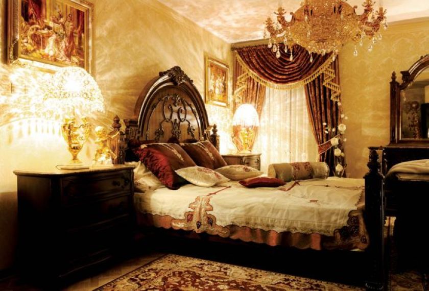 Kolekcja R50 - w stylu wiktoriańskim, z bogato rzeźbionymi kolumnami. SZULTKA FURNITURE