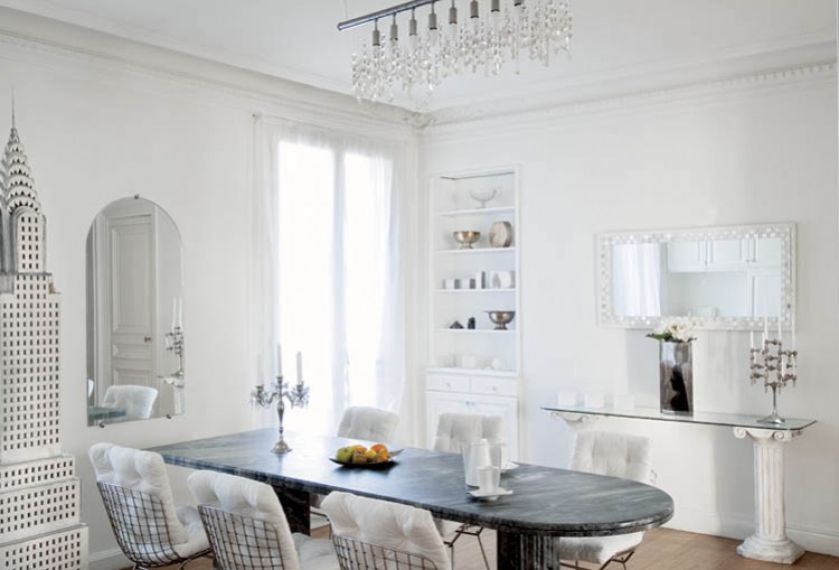 Stół w jadalni to projekt gospodyni. Ma blat z carraryjskiego marmuru i nogi z antycznych kamiennych kolumn. Znalazła je