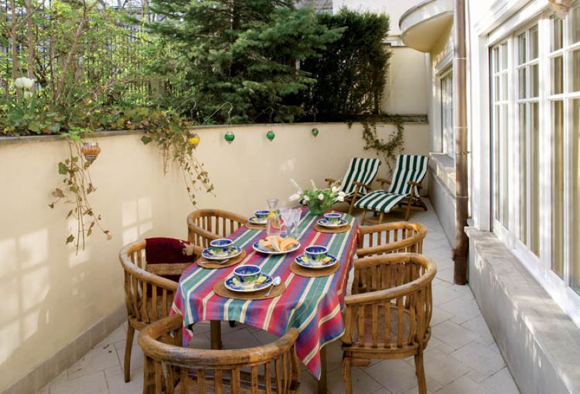 Zielony pokój. Na taras wychodzi się z najniższej kondygnacji, poniżej poziomu gruntu, dlatego otacza go mur oporowy.