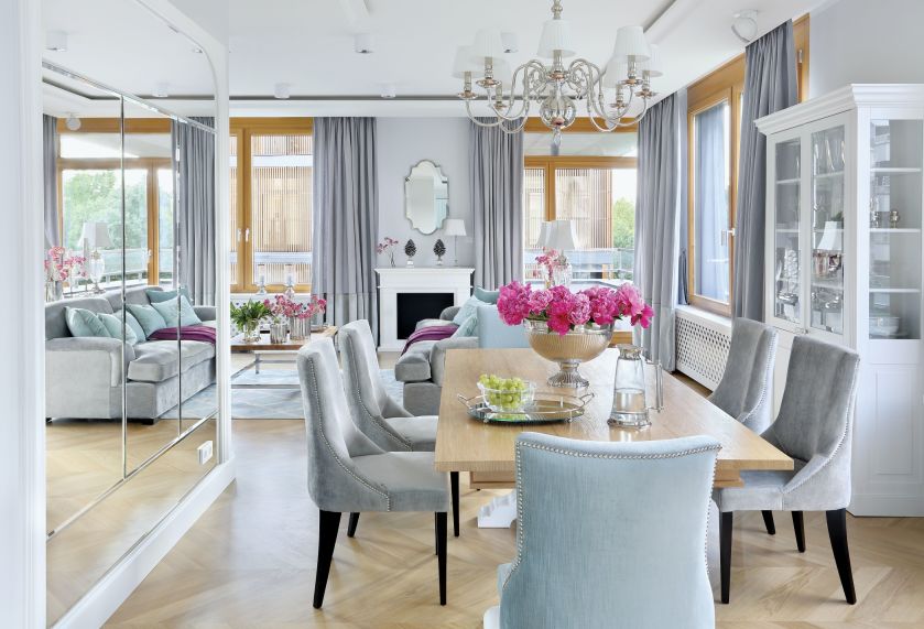 ściana z luster w salonie