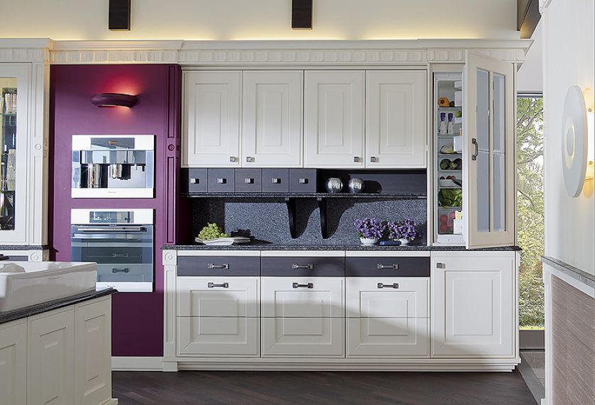 Alicante pełna udogodnień: za klasycznymi ramiakowymi frontami kryją się dwie szuflady otwierane przez lekkie