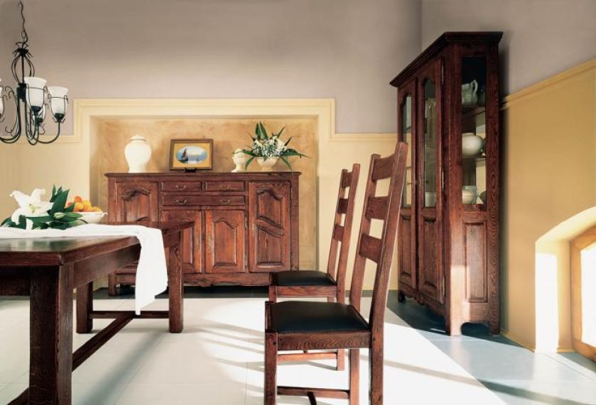 Dąb w roli głównej - w kolekcji Olden Days oprócz stołu i krzeseł z wysokim oparciem znajdziemy też kredensy,