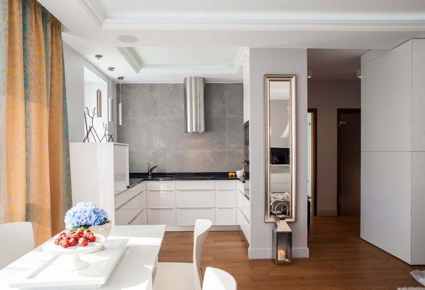 Największym wyzwaniem było zaprojektowanie skromnej metrażowo kuchni i umiejętne połączenie jej z salonem. Widoczny jest