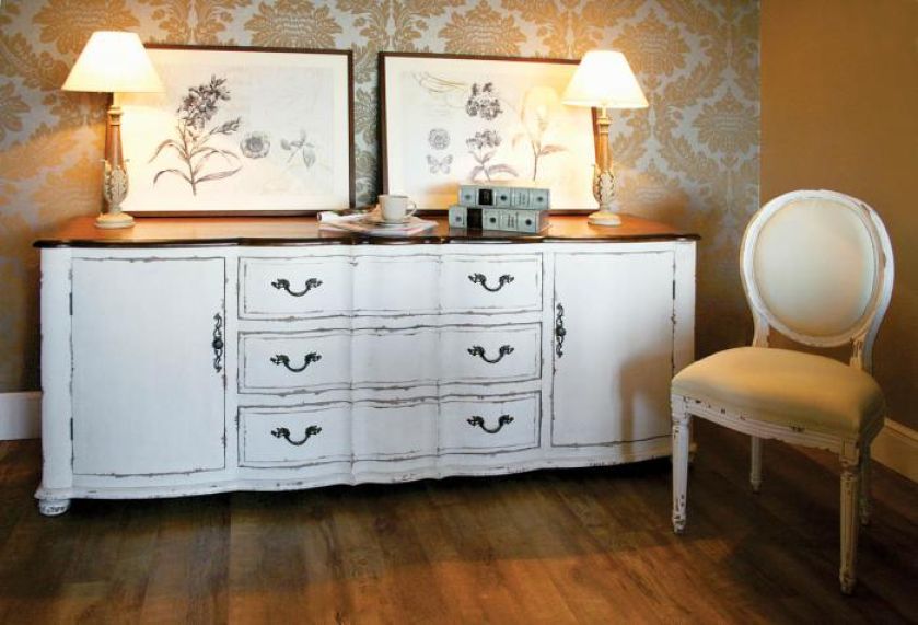 Nazywa się Serpentine i została zrobiona z dębu. Do wyboru inne kolory: ciepły brąz i przetarta czerń. Wymiary: 200