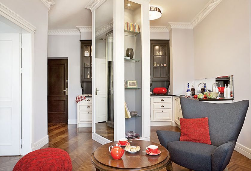 Niespodzianka powojennego budownictwa: słup oddzielający wejście od saloniku stoi na sztorc, jakby porzucony