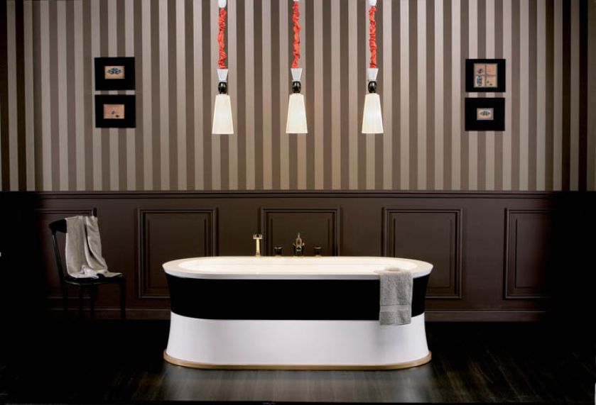 Z lampami zawieszonymi jak w jadalni. Kolekcja Boignoire. AQUA DESIGN