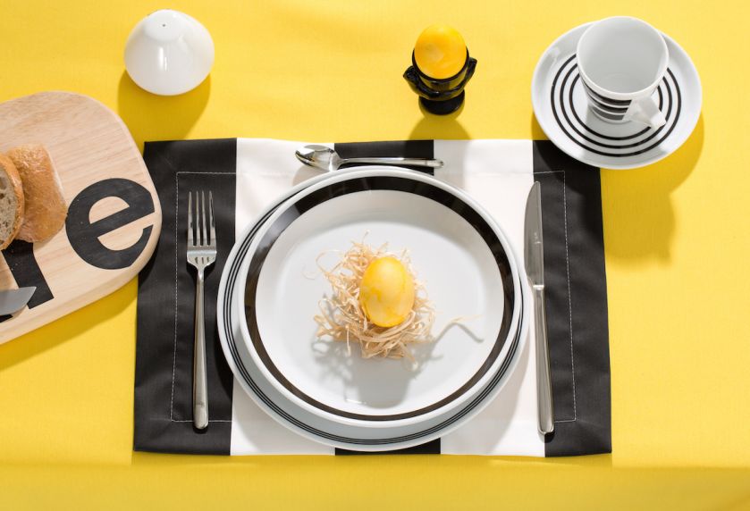 Jak udekorować stół na wielkanocne śniadanie? Radośnie, kolorowo, wiosennie. Oto najpiękniejsze dekoracje na