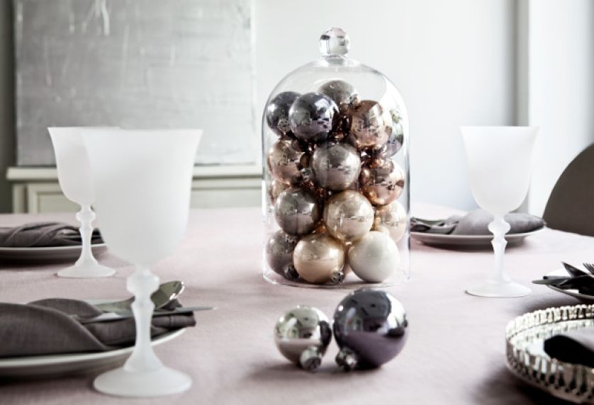 Kolorowe bombki albo ozdoby choinkowe.