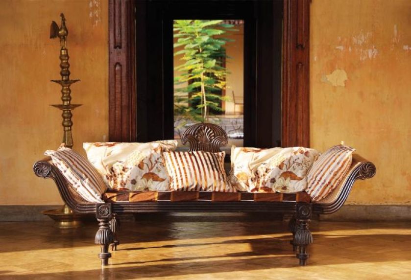 Leżanka w stylu sultane, obita tkaniną firmy Malbar, kolekcja Mandara, aranżacja DECODORE.