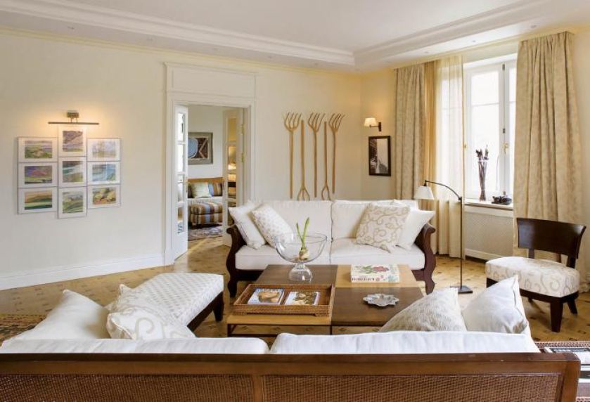 Na ścianie kolekcja obrazków. Apartament w kamienicy na Powiślu