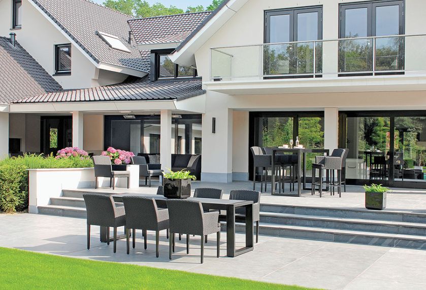 Przy aluminiowym stole Meridian w cenie 6622 zł fotele Collins z plecionki Sun Loom (odporna i przyjazna w dotyku)