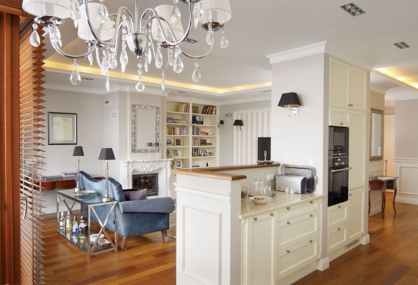 Ażurowa ściana lub wysoka szafa to patent na zgrabne wyciszenie części kuchennej. Fot. Radosław Wojnar