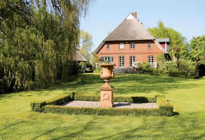 Stara wiejska posadłość na północy Niemec.