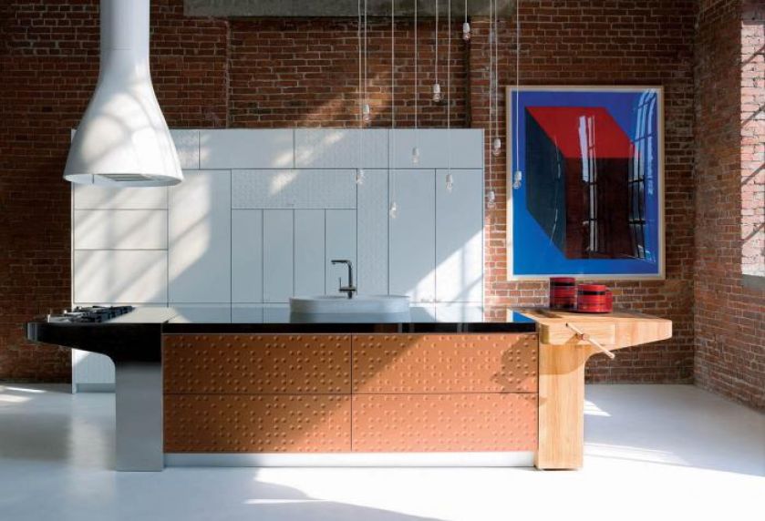 W kuchni Mesa połączono różne materiały: drewno, lakierowane fronty, chrom i metal. SCHIFFIN