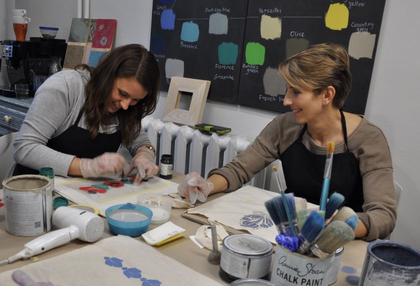 Czytelniczki Werandy na warsztatach malowania