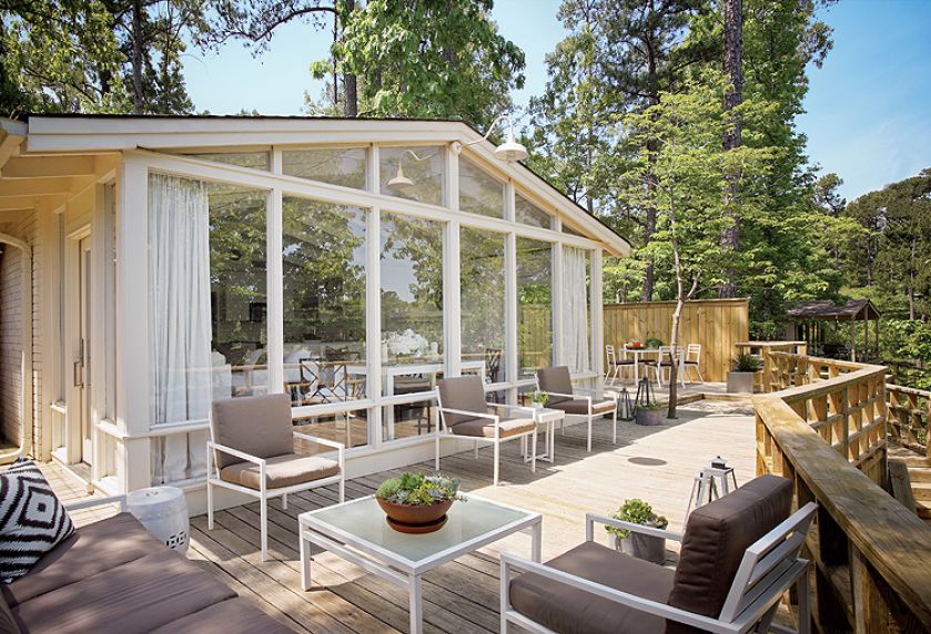 Z drewnianego tarasu rozpościera się widok na jezioro Hamilton.