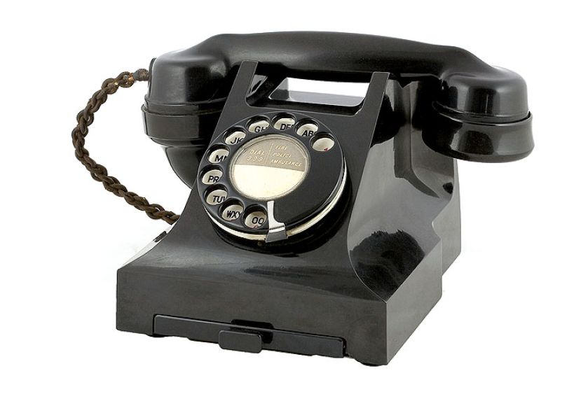 Klasyczny telefon z lat 40. Historia telefonu