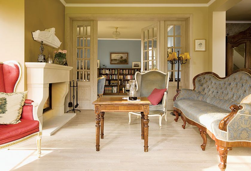 Stary gzyms idealnie do kominka, który został zrobiony z piaskowca na wzór XVIII-wiecznych kominków z francuskich pałaców.