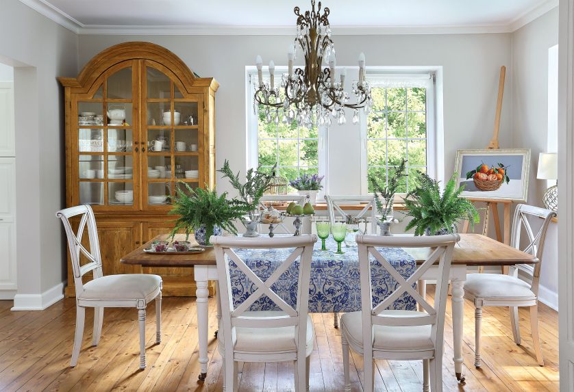 Stół i krzesła w stylu prowansalskim