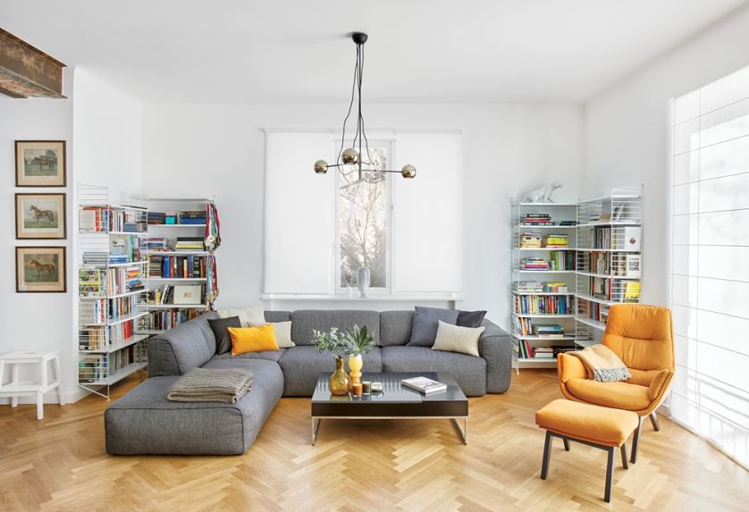 Salon mola książkowego - metalowe regały nie przytłaczają wnętrza tak, jak drewniane.