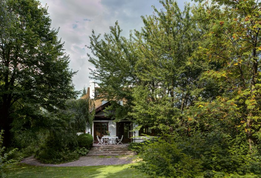 Widok na dom z ogrodu. Drewniany dworek po latach