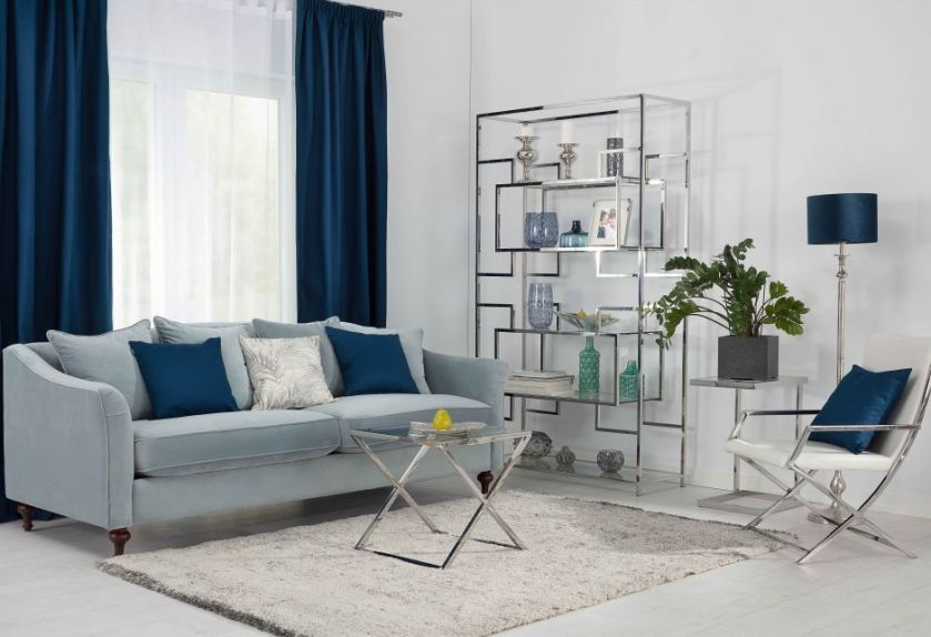 Czym zasłonić okno w salonie