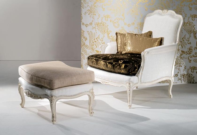 Biały fotel z podnóżkiem - projekt Barbara i Luca Spini.