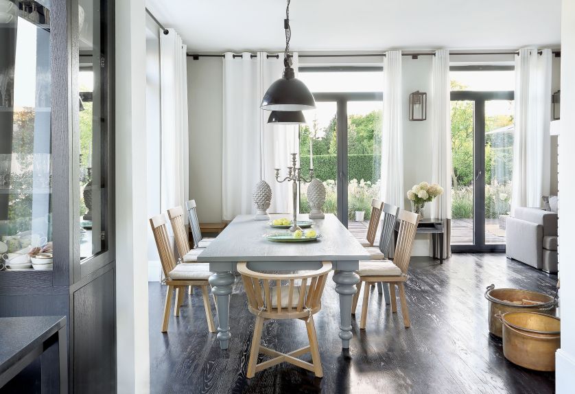 Okna mają lufciki na górze, bardzo wygodne. Za nimi ogród, a tam wiśnie, śliwa, orzech, trawy, hortensje, magnolie i